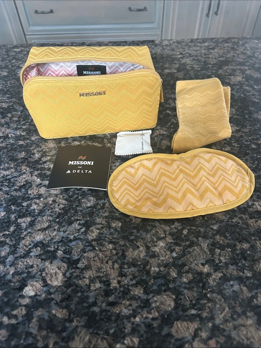 MISSONI FOR DELTA YELLOW CHEVRON TOILETRY POUCH W ACCESSORIES NWT